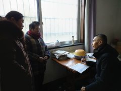 志愿者不辞劳苦到农村实地核查
