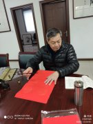 玉汝于成志愿者著名书法家欧阳国海先生，连续五天为居民写春联
